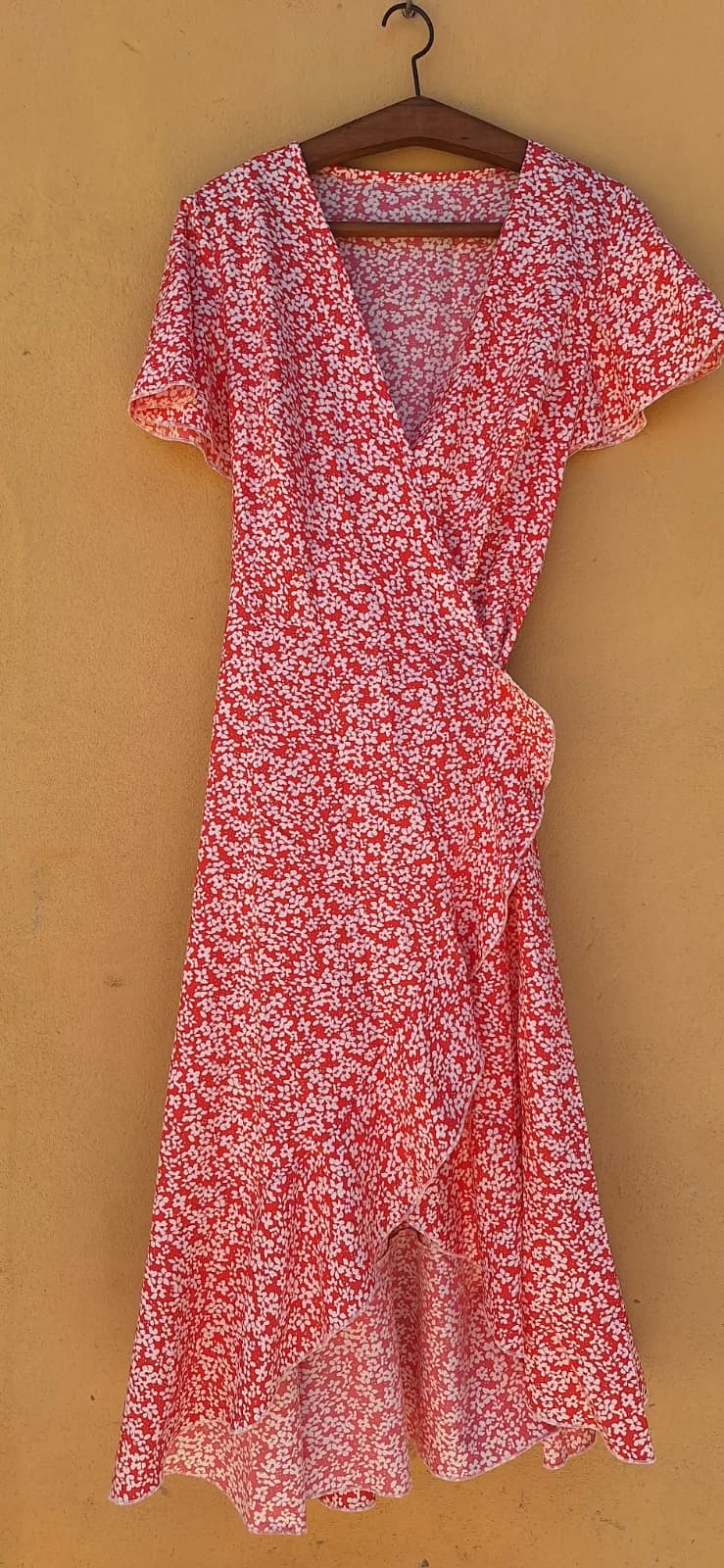 Vestido Envelope Vermelho Floral com Babados