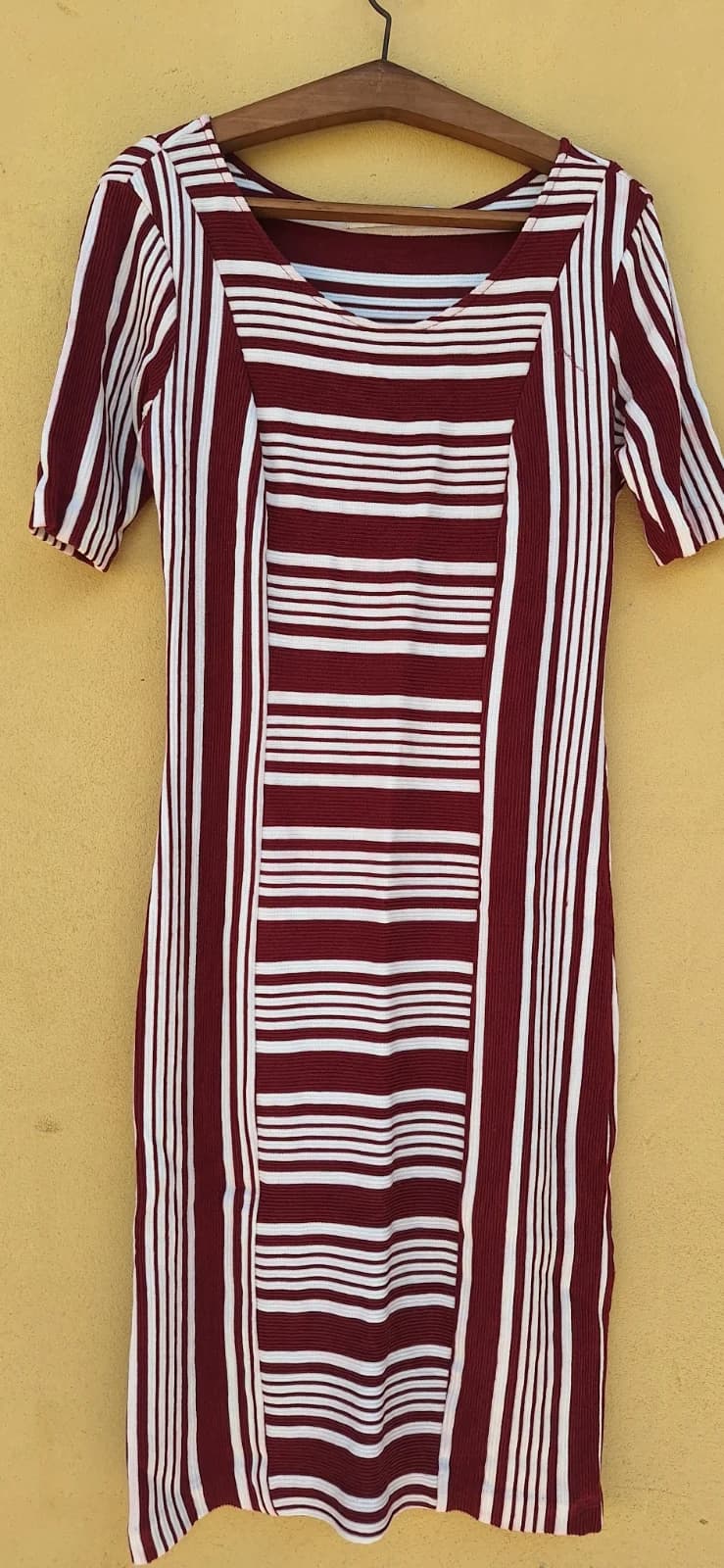Vestido Midi Listrado Bordô e Branco