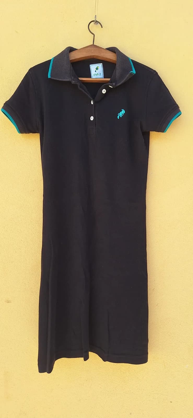 Vestido Polo Preto com Detalhes Turquesa