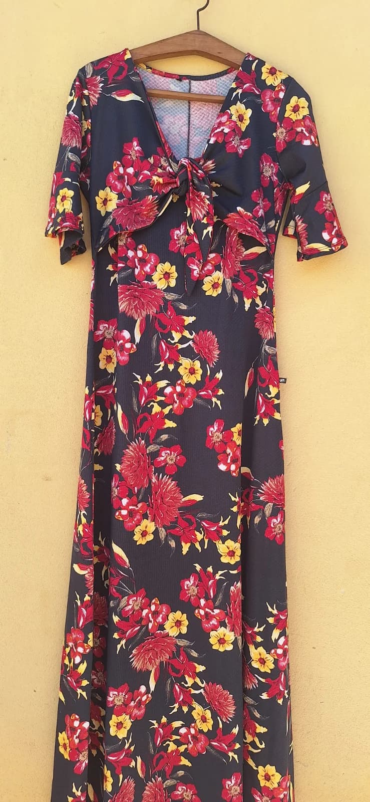 Vestido Longo Preto Floral com Amarração Frontal