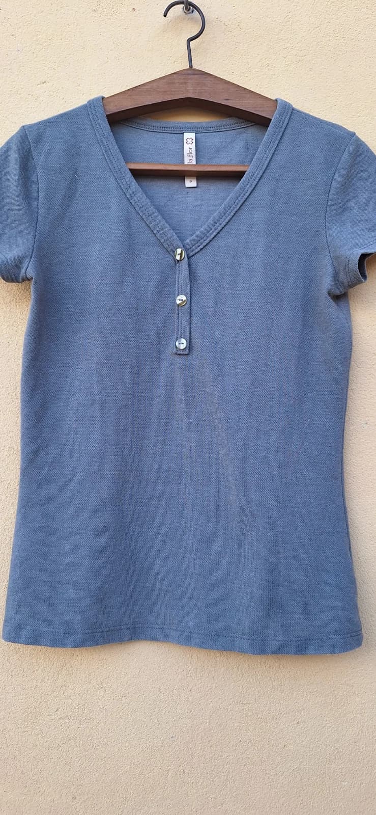 Blusa Polo Azul-Acinzentada com Botões