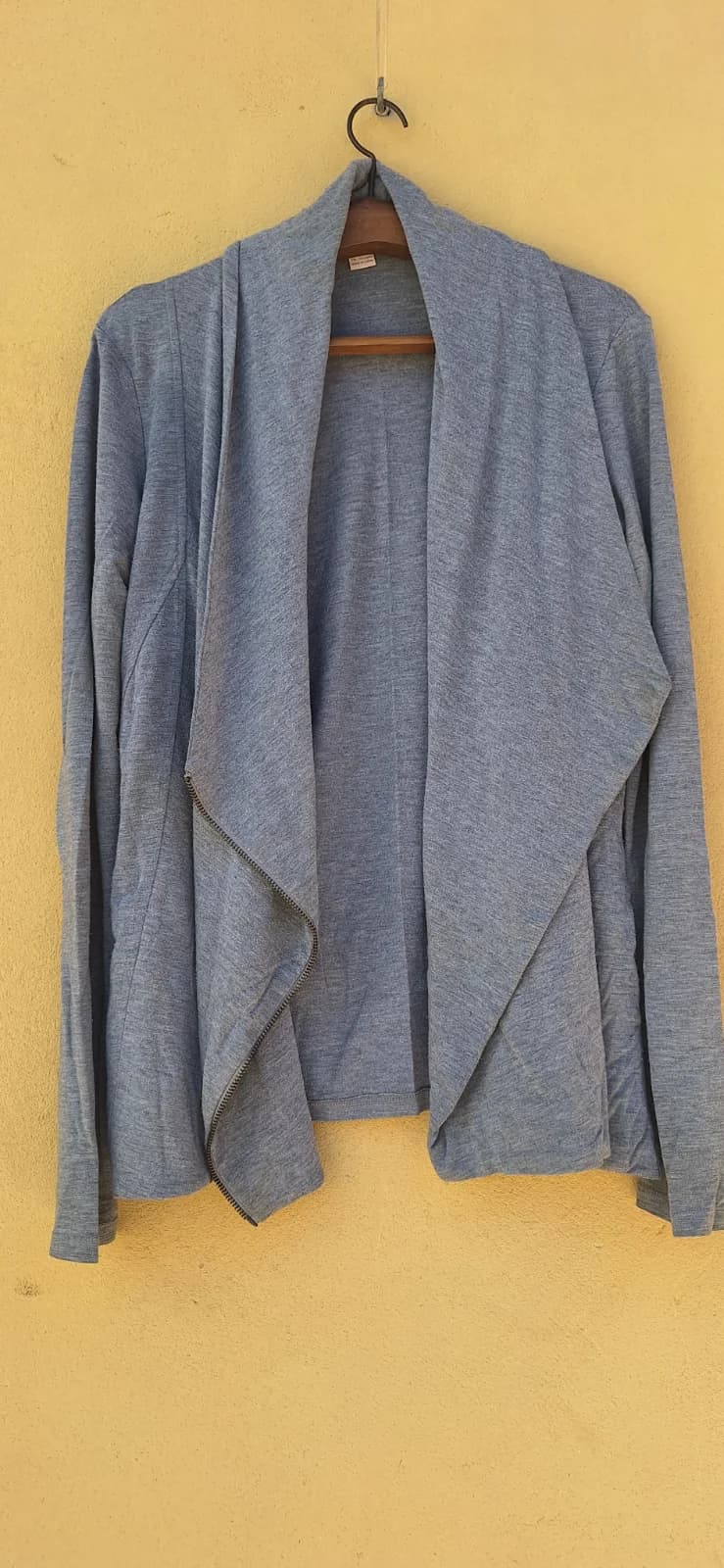 Cardigan Cinza com Gola Ampla e Zíper Assimétrico