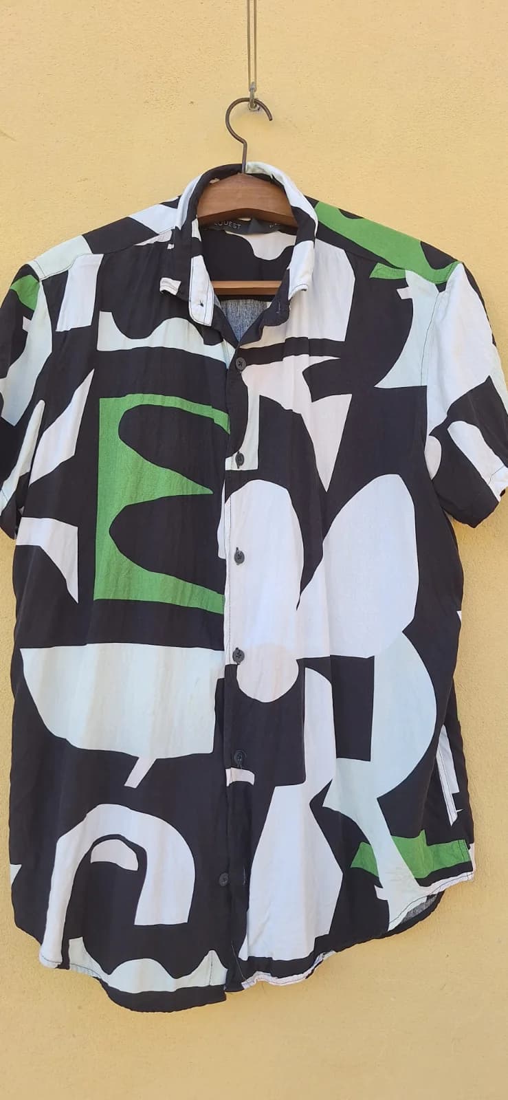 Camisa Slim Preta com Estampa Abstrata Verde e Branca