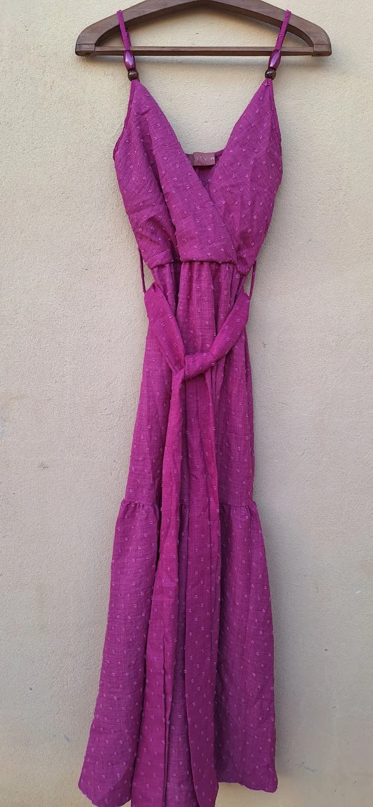 Vestido Longo Magenta com Recortes Laterais