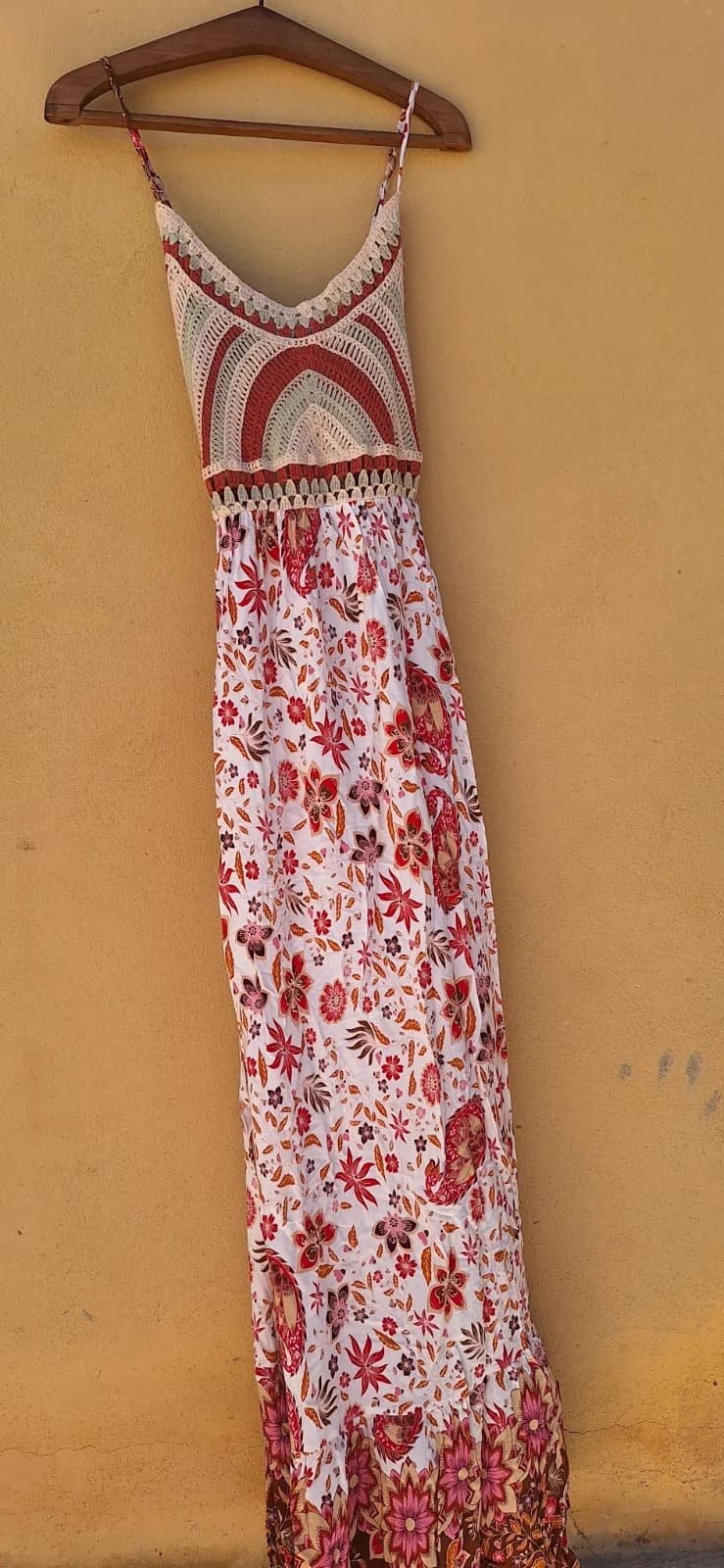 Vestido Longo Boho com Crochê e Estampa Floral