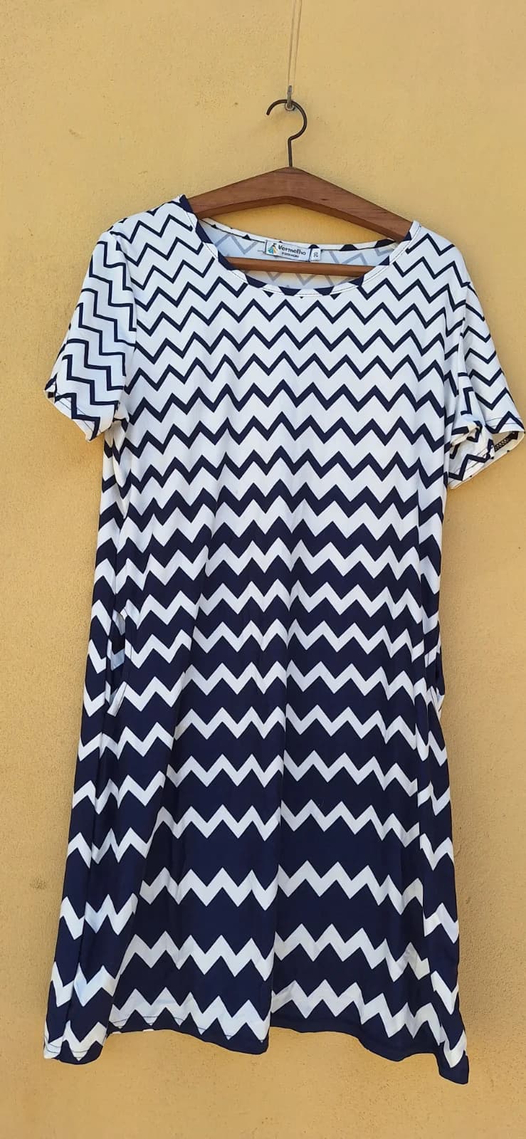 Vestido Azul-Marinho e Branco com Estampa Chevron