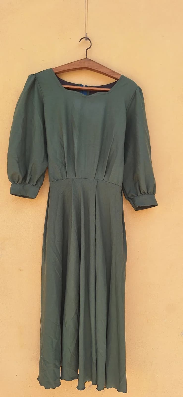 Vestido Longo Verde Oliva com Mangas Bufantes