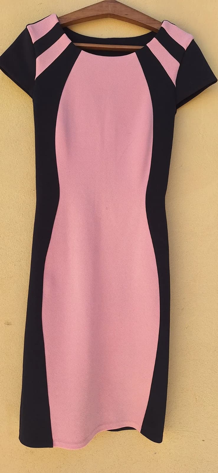 Vestido Tubinho Rosa e Preto com Recortes