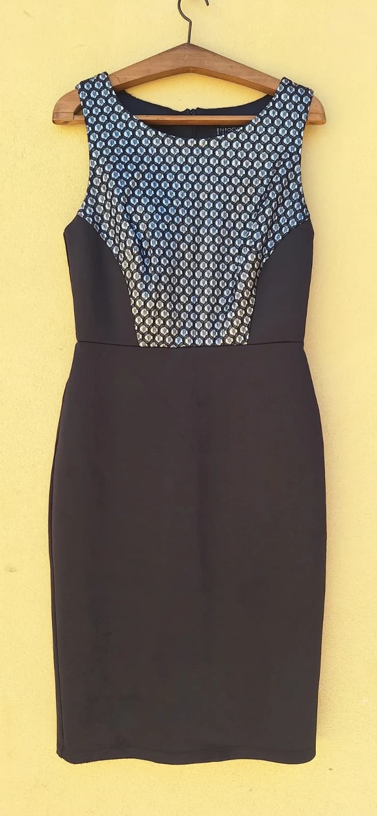 Vestido Tubinho Preto com Painel Geométrico