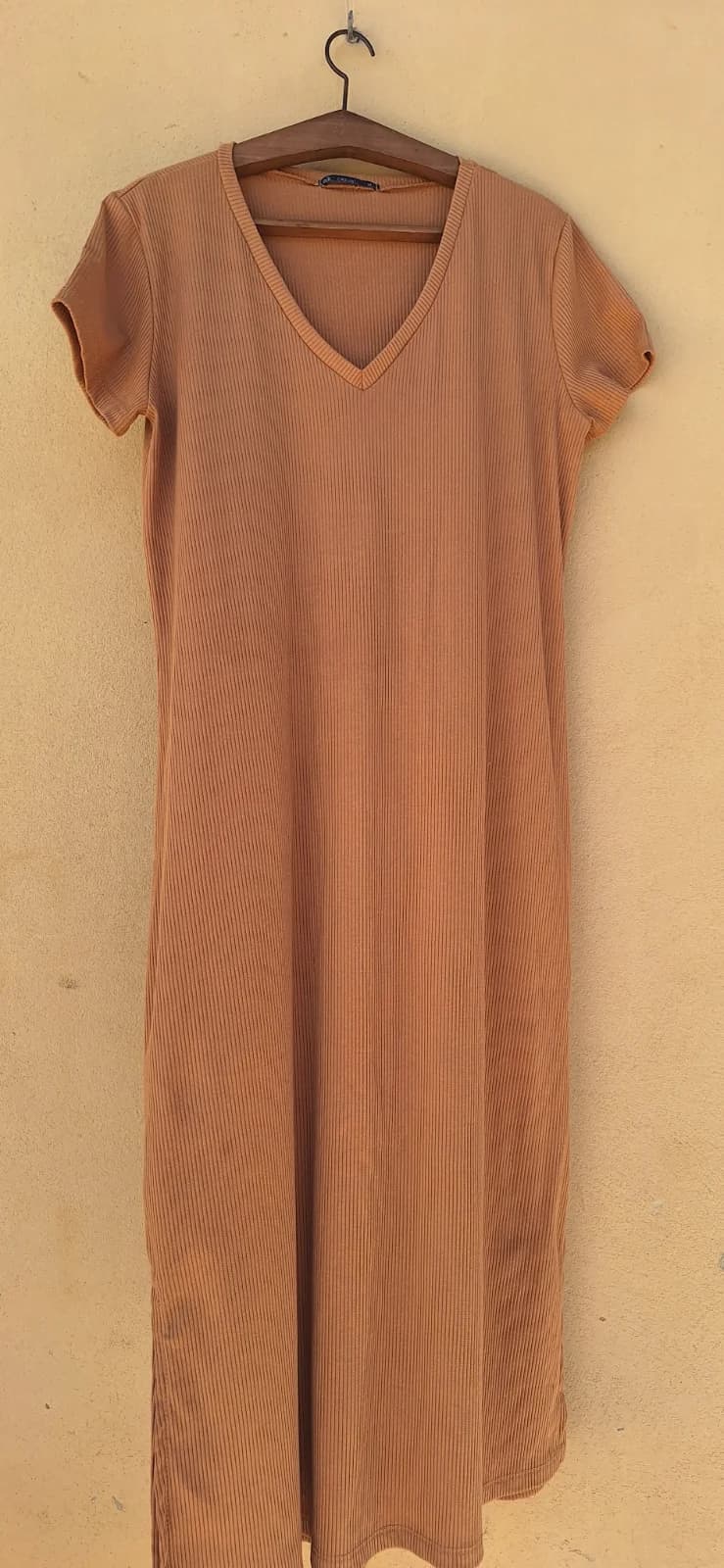 Vestido Longo Canelado Caramelo com Decote V