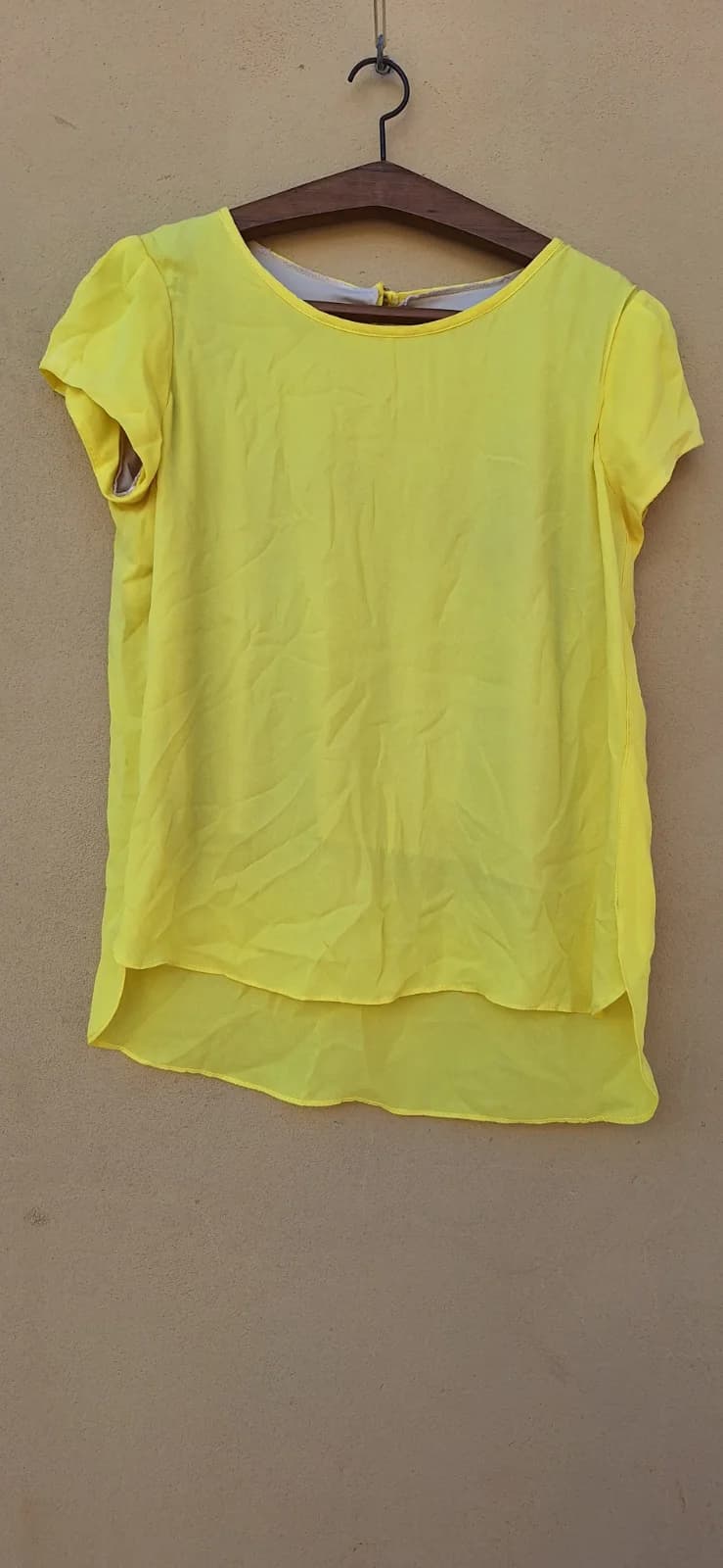 Blusa Amarela com Mangas Curtas e Barra Assimétrica