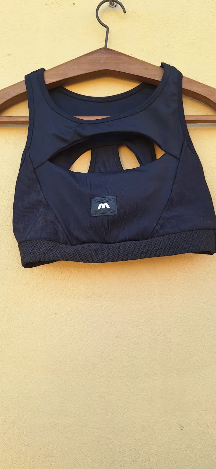 Top Esportivo Preto com Recortes nas Costas