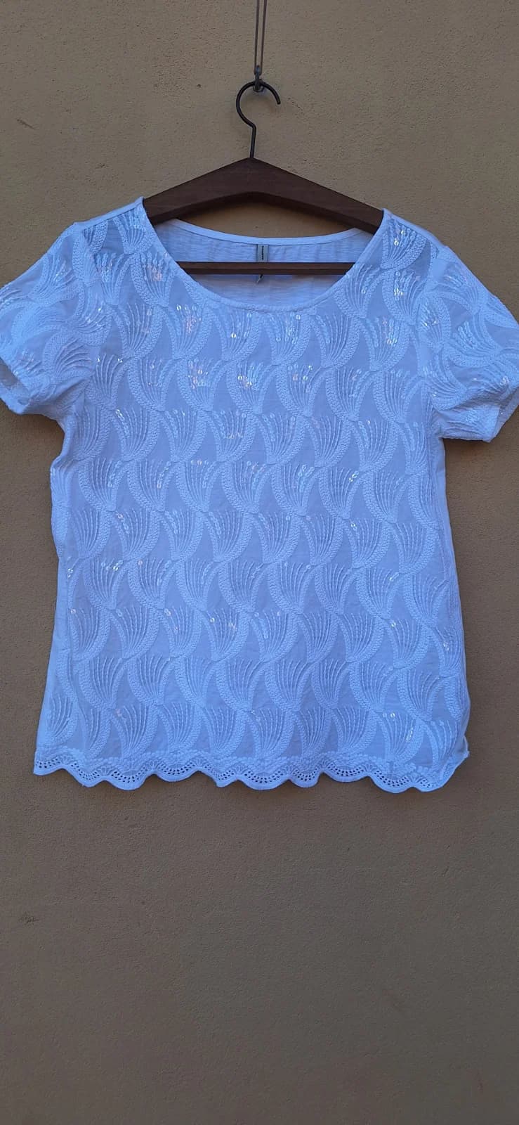 Blusa Branca Bordada com Paetês